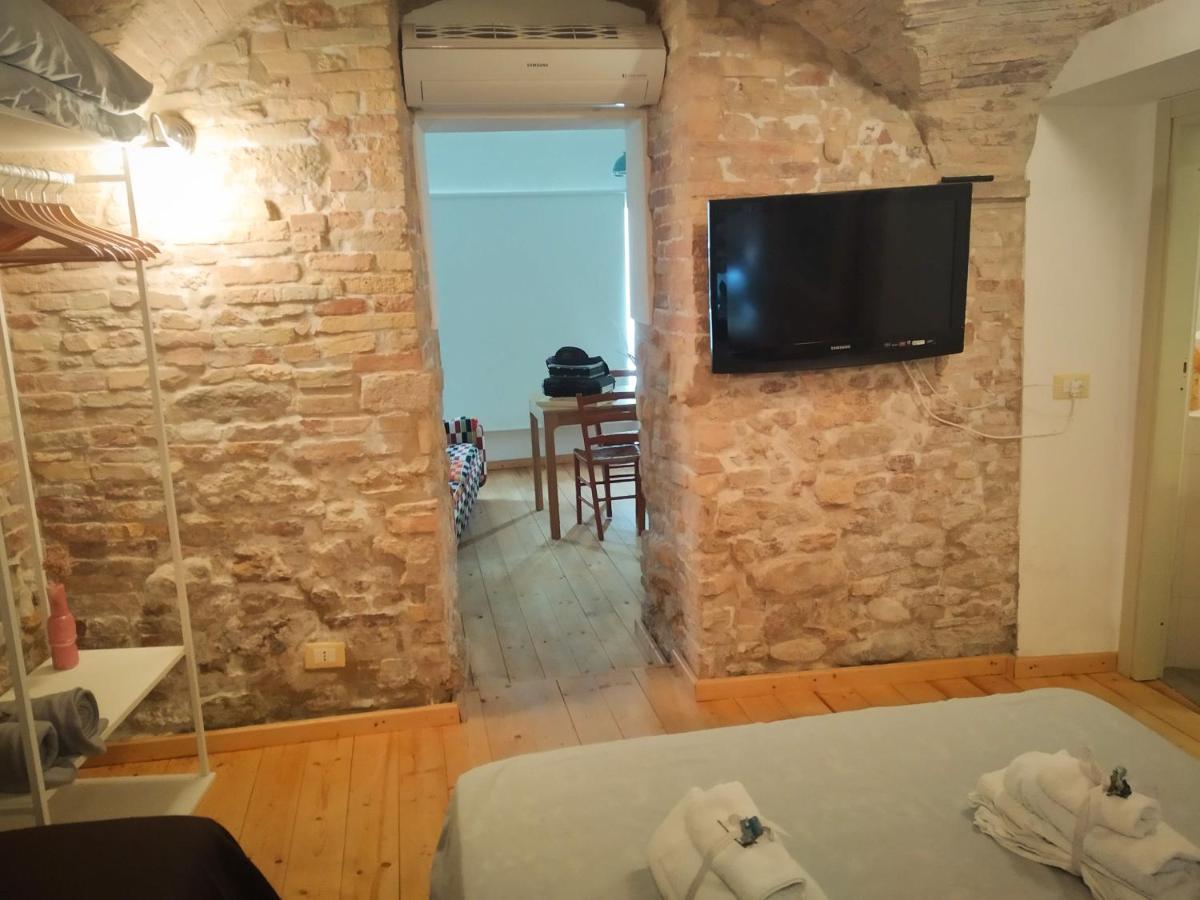 La Finestra Sul Cortile Bed & Breakfast อาตริ ภายนอก รูปภาพ